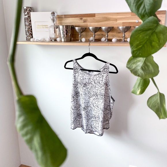 Black and white Hurley tank top size XL - Picture 1 of 4